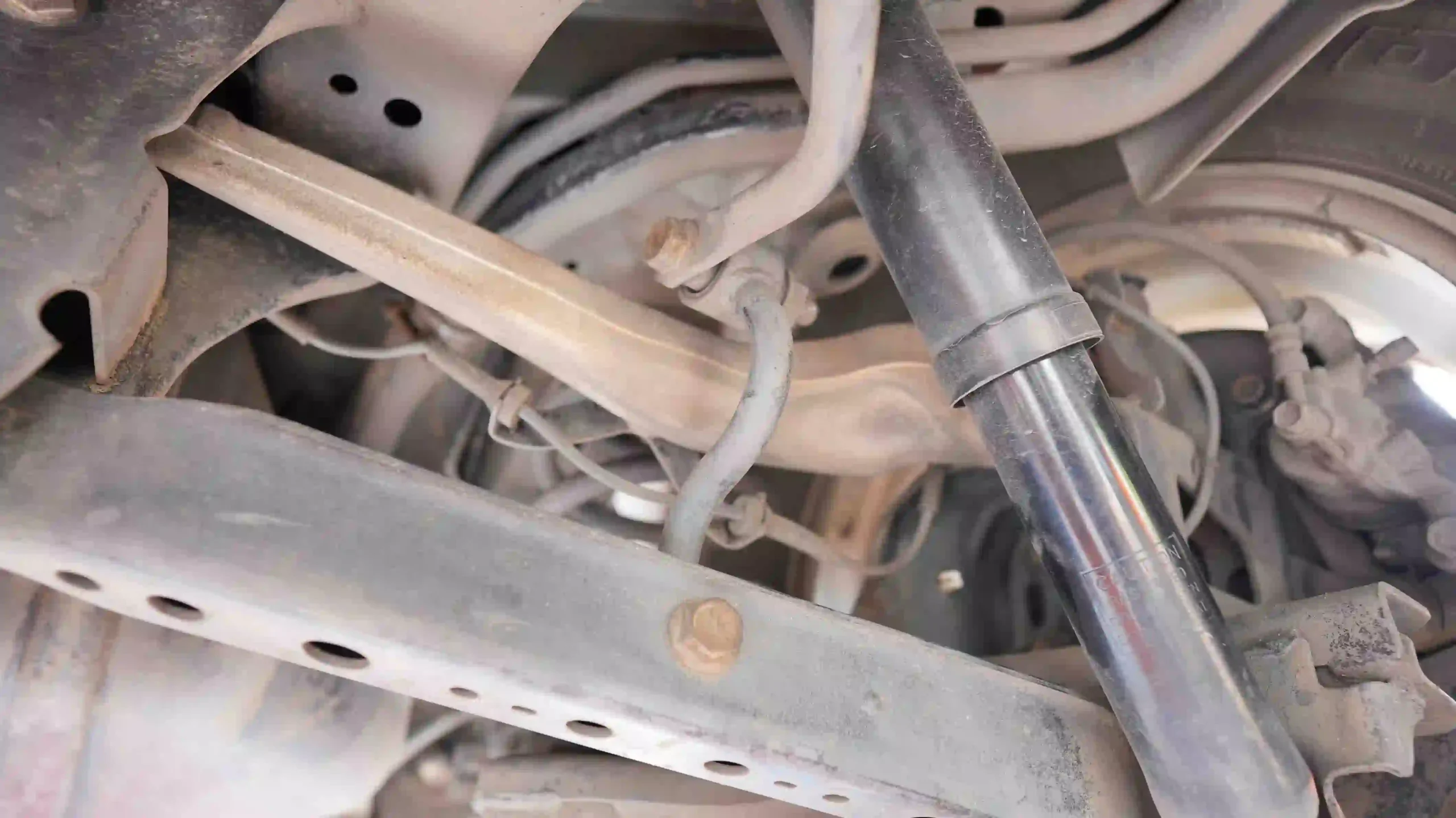 Penyebab Bunyi Gluduk Pada Roda Belakang Mobil Avanza (2)